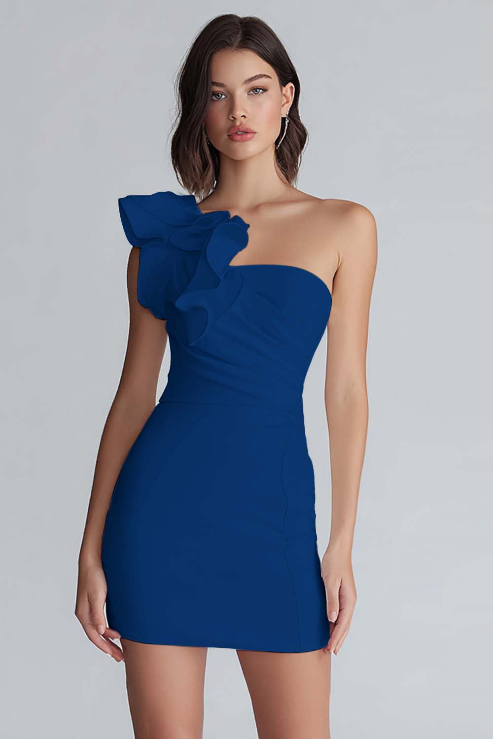 Robe courte moulante blanche à épaule unique froncée