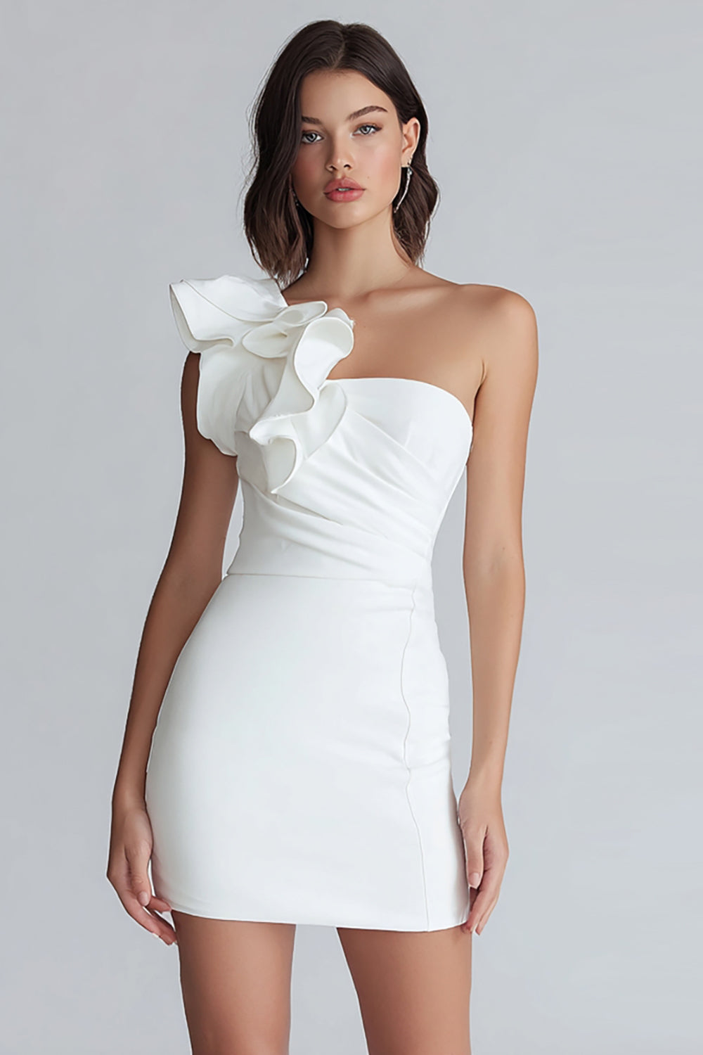 Robe courte moulante blanche à épaule unique froncée
