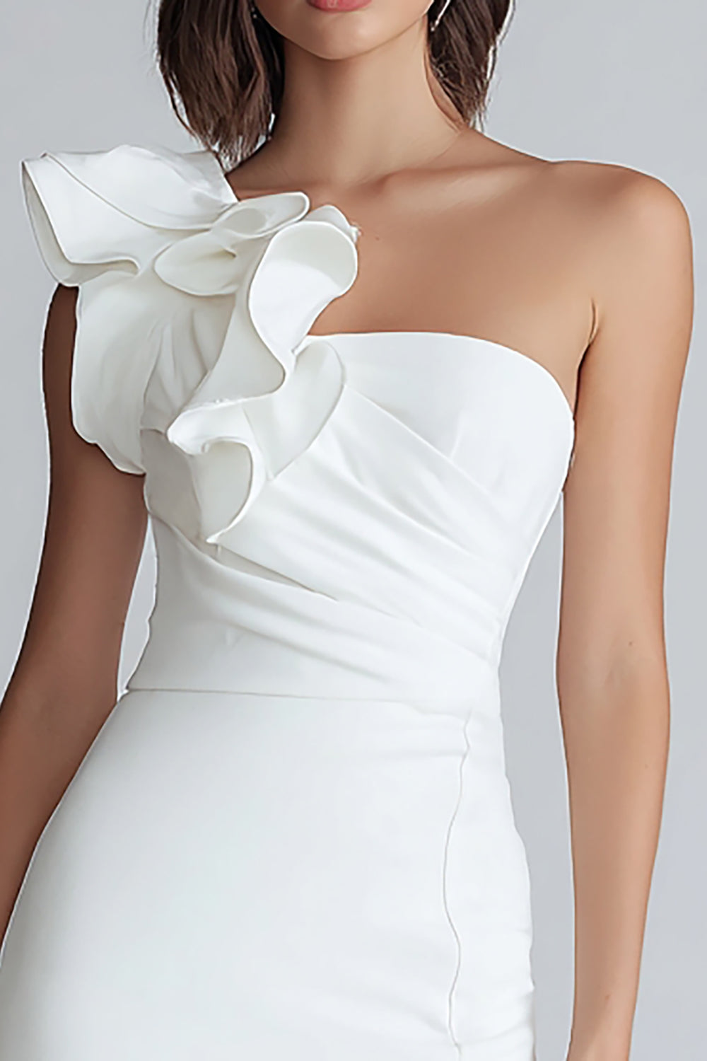 Robe courte moulante blanche à épaule unique froncée