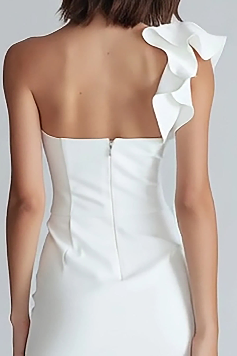 Robe courte moulante blanche à épaule unique froncée