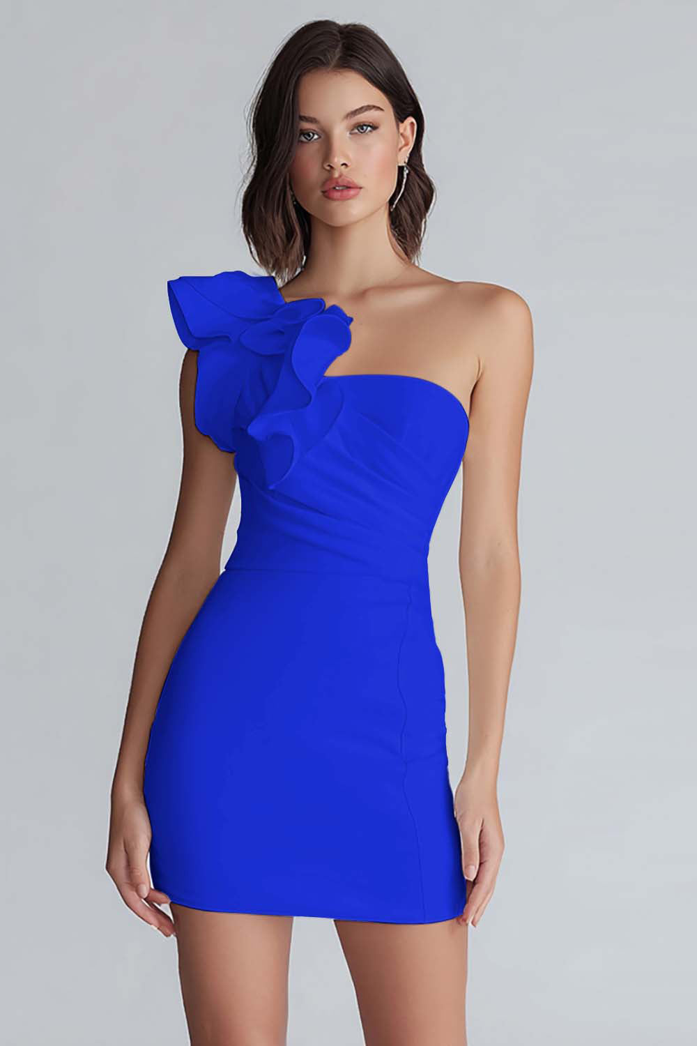 Robe courte moulante blanche à épaule unique froncée