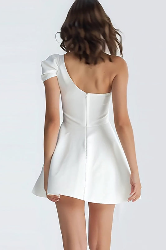 Robe courte blanche en satin asymétrique évasée
