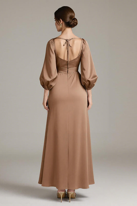 Robe longue de soirée en satin terracotta avec motif floral, décolleté en V et manches