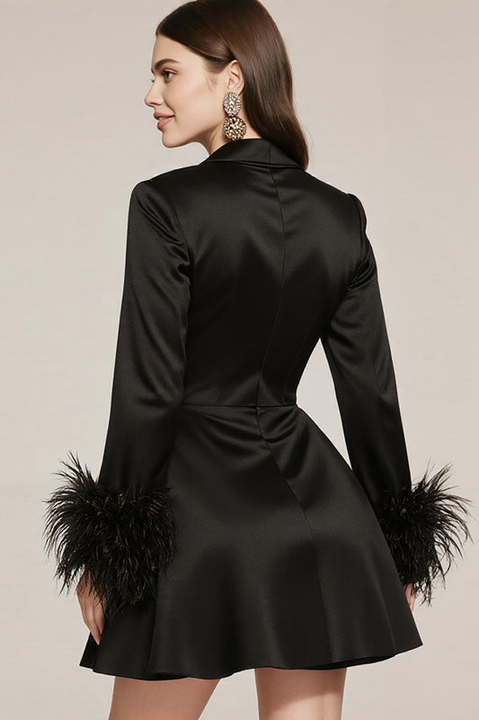 Robe de cocktail courte noire en satin avec col cranté et plumes