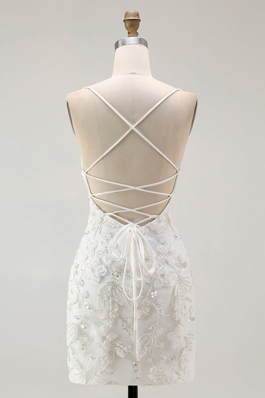 Robe de cocktail blanche moulante à fines bretelles avec applications et fente