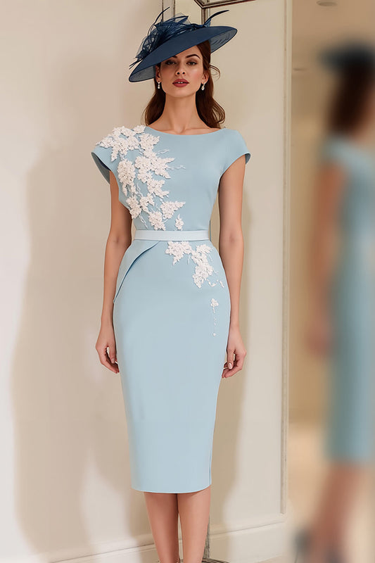 Robe mi-longue fourreau bleu clair ornée d'appliqués pour la mère de la mariée