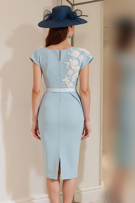 Robe mi-longue fourreau bleu clair ornée d'appliqués pour la mère de la mariée