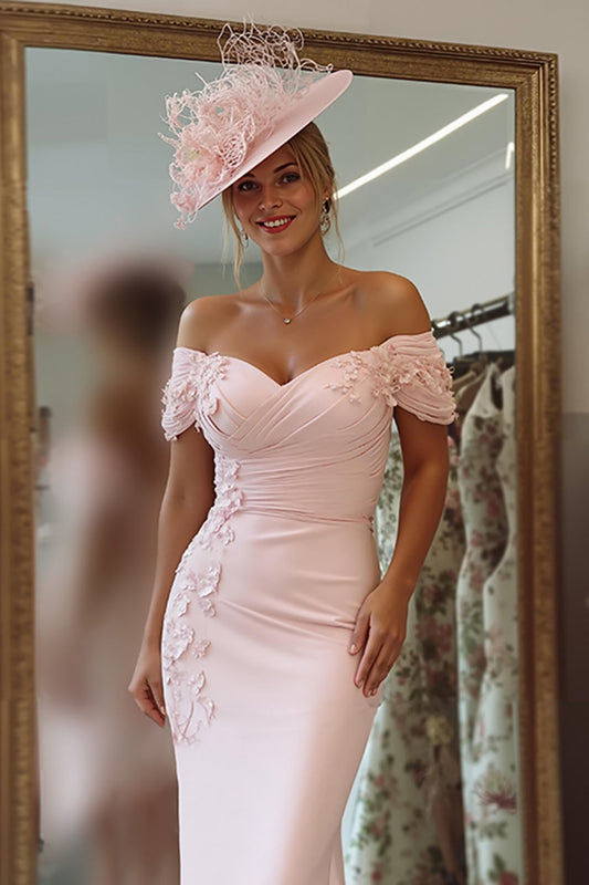 Robe fourreau rose poudré avec appliques, épaules dénudées, pour la mère de la mariée