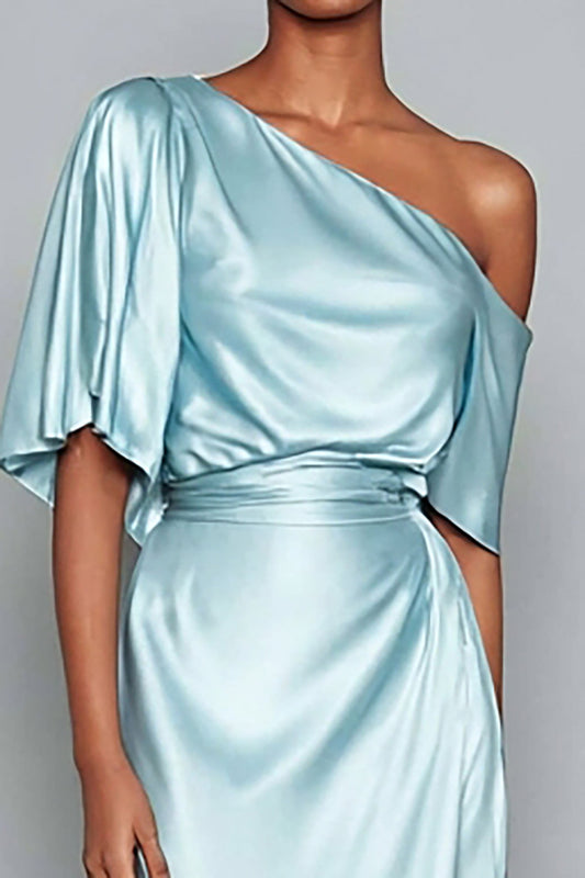 Robe fourreau longue de cérémonie bleu clair en satin à manches et une épaule dénudée