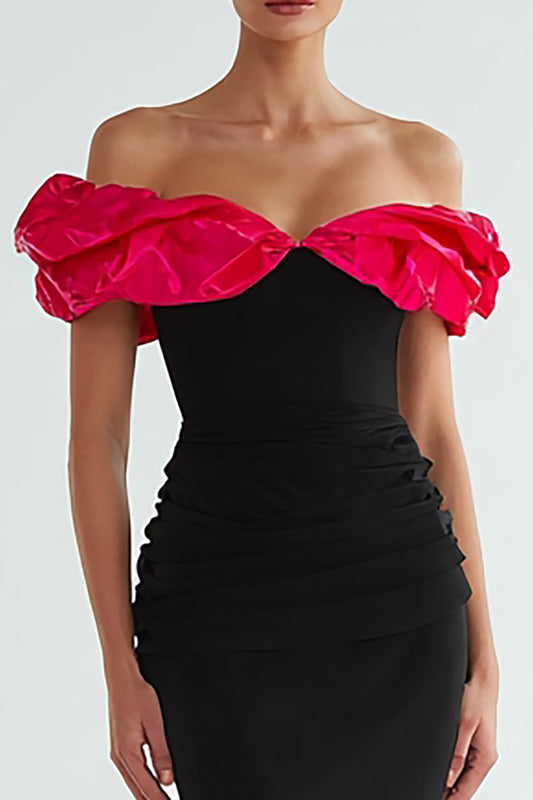 Robe de soirée longue noire et fuchsia à volants et épaules dénudées