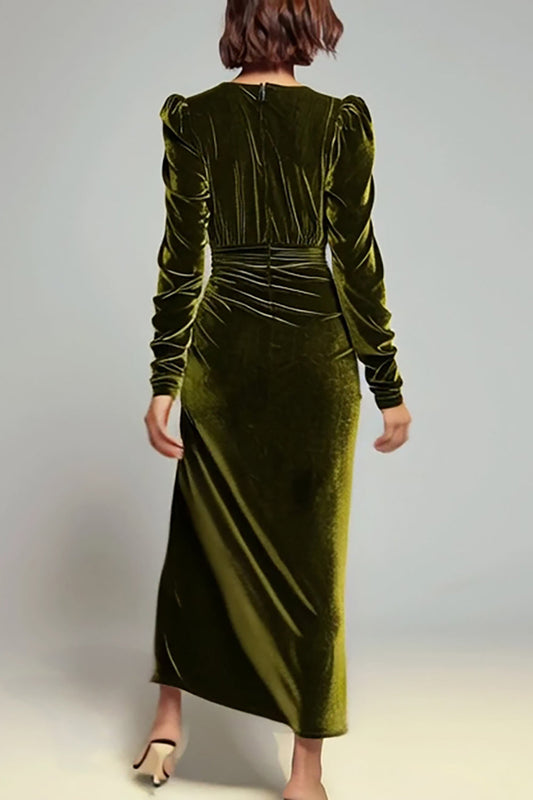 Robe de chœur fourreau en velours vert olive avec décolleté en V, fronces et fente