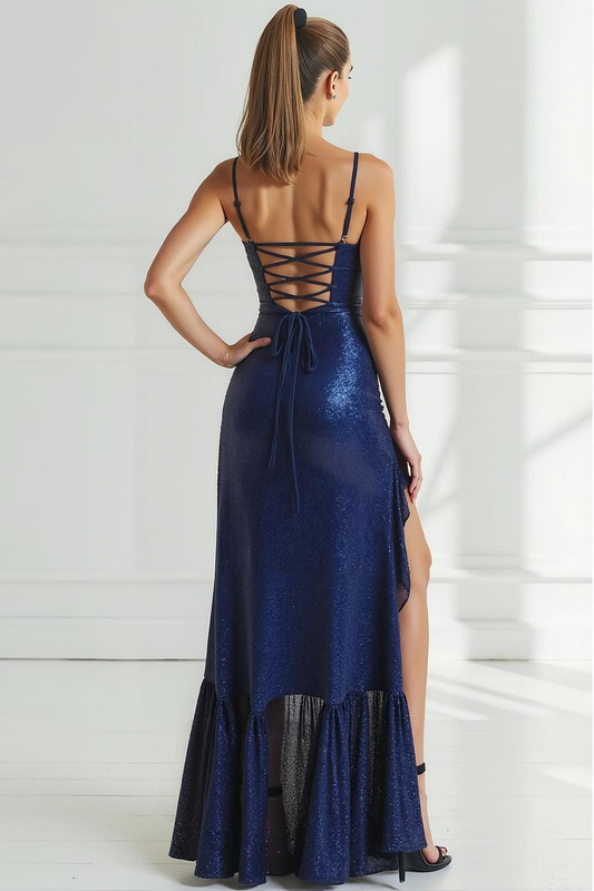 Longue robe de bal fourreau bleu marine pailletée à sequins et bretelles spaghetti avec volants