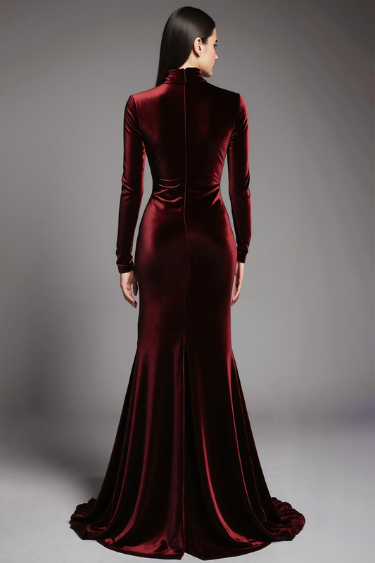 Robe de soirée fourreau en velours cabernet à manches et col montant