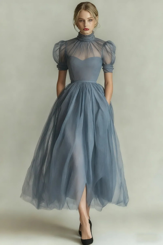 Robe de soirée midi en tulle à manches bleu poudré, coupe trapèze et col montant