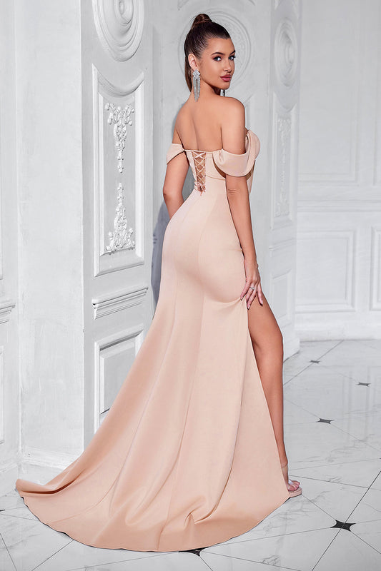 Robe de bal longue en satin fourreau à épaules dénudées avec corset et fente, couleur blush