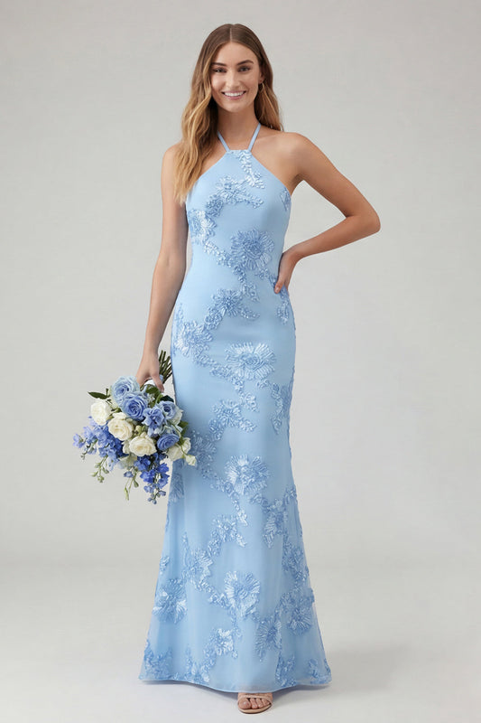 Vestido largo de fiesta azul claro de sirena con escote halter y espalda descubierta con bordados florales