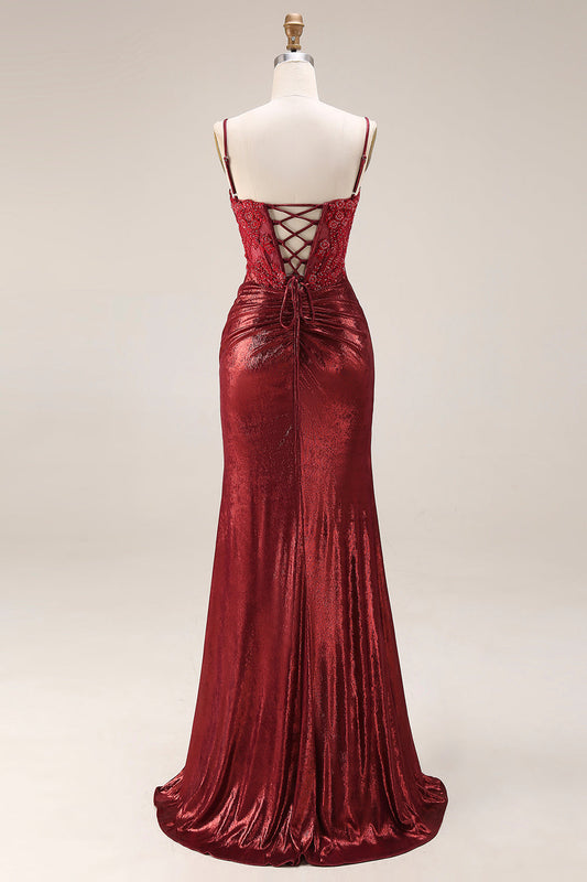 Vestido largo de fiesta sirena con cuentas rojas oscuras fruncido y espalda con cordones y abertura
