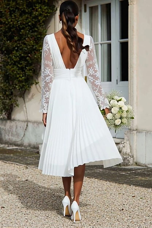 Robe de fiançailles mi-longue plissée en mousseline ivoire avec décolleté en V et dentelle