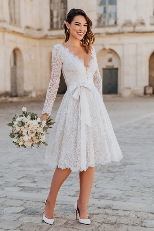 Robe de fiançailles mi-longue évasée à col en V en dentelle ivoire avec nœud
