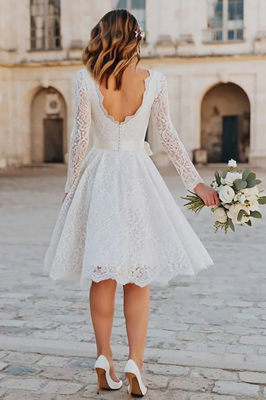 Robe de fiançailles mi-longue évasée à col en V en dentelle ivoire avec nœud