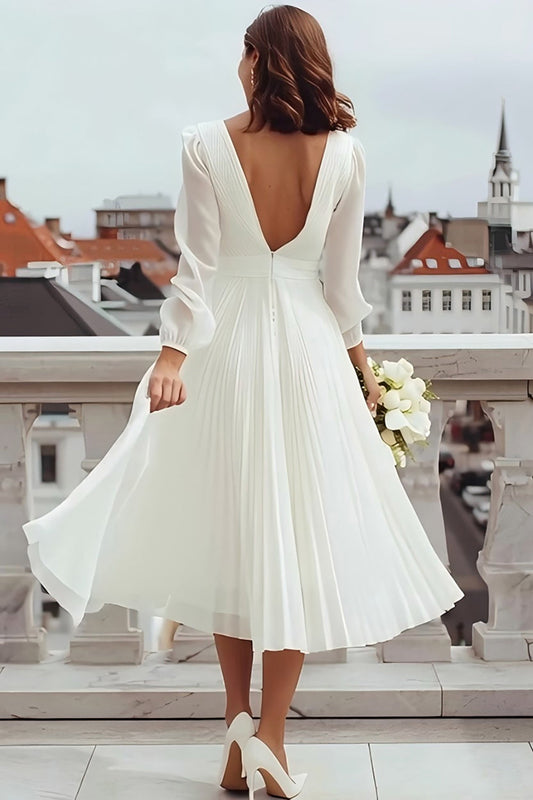 Robe de mariée ivoire à col en V, coupe évasée, avec fente, idéale pour un mariage civil à la mairie.