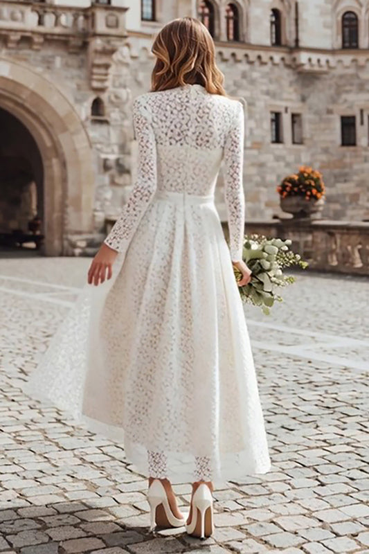 Robe de répétition ivoire en dentelle coupe trapèze col montant