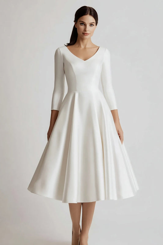 Robe de fiançailles midi trapèze en satin blanc avec col en V et manches 3/4