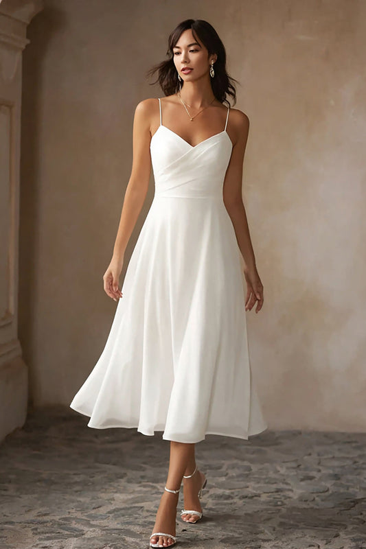 Robe de mariée mi-longue blanche en mousseline avec bretelles spaghetti et coupe trapèze