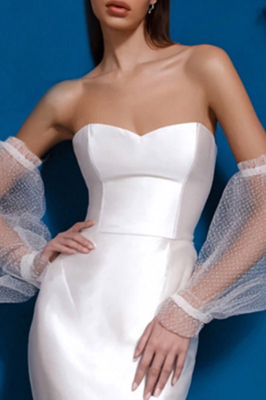 Robe de mariée midi blanche moulante en satin avec col bustier