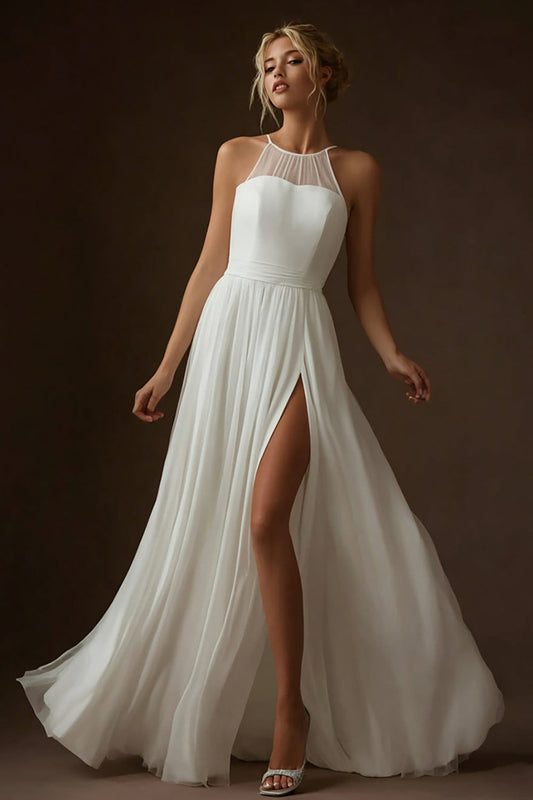 Robe de mariée longue plissée en mousseline blanche coupe évasée avec fente