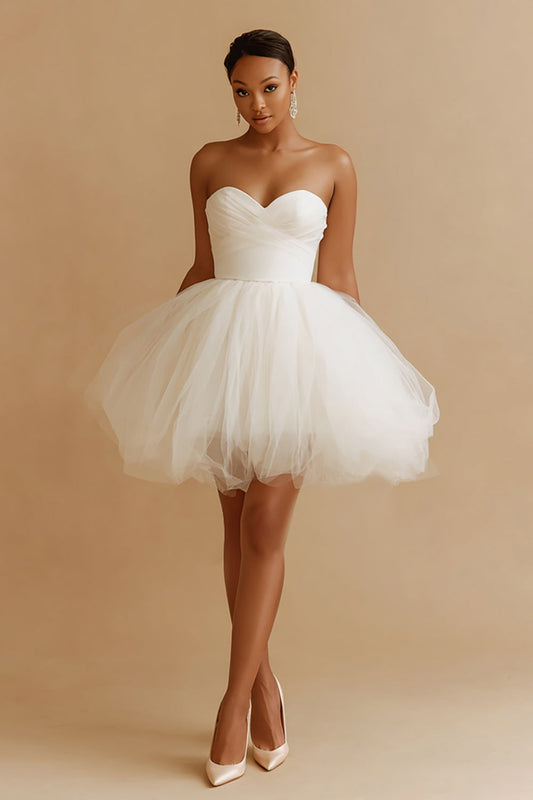 Robe de mariée courte en tulle blanc coupe trapèze avec décolleté en cœur