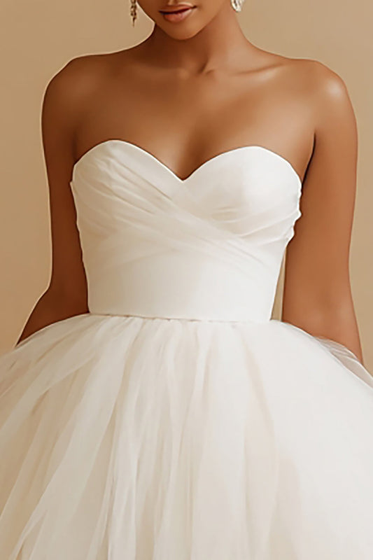 Robe de mariée courte en tulle blanc coupe trapèze avec décolleté en cœur