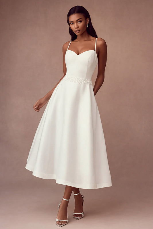 Robe de mariée simple en satin blanc, coupe trapèze, à fines bretelles