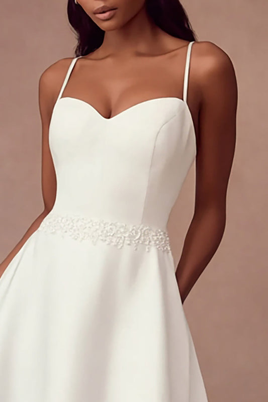 Robe de mariée simple en satin blanc, coupe trapèze, à fines bretelles