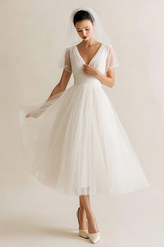 Robe de mariée midi blanche en tulle plumetis ligne A avec décolleté en V