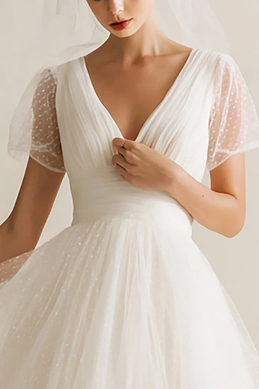 Robe de mariée midi blanche en tulle plumetis ligne A avec décolleté en V