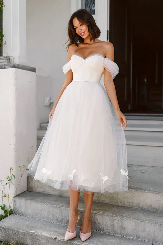 Robe de fiançailles mi-longue blanche à épaules dénudées coupe trapèze avec nœuds