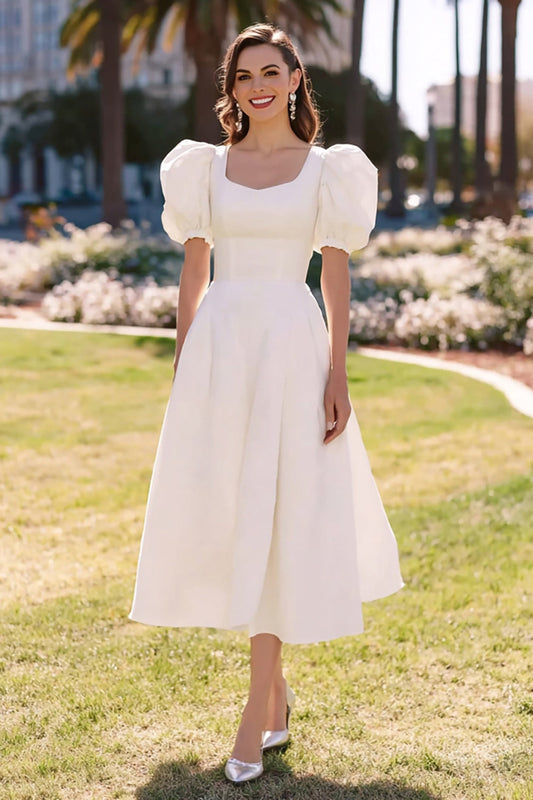 Robe de fiançailles mi-longue en satin blanc coupe trapèze avec manches bouffantes
