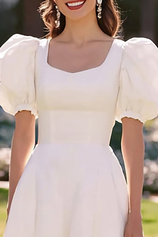Robe de fiançailles mi-longue en satin blanc coupe trapèze avec manches bouffantes