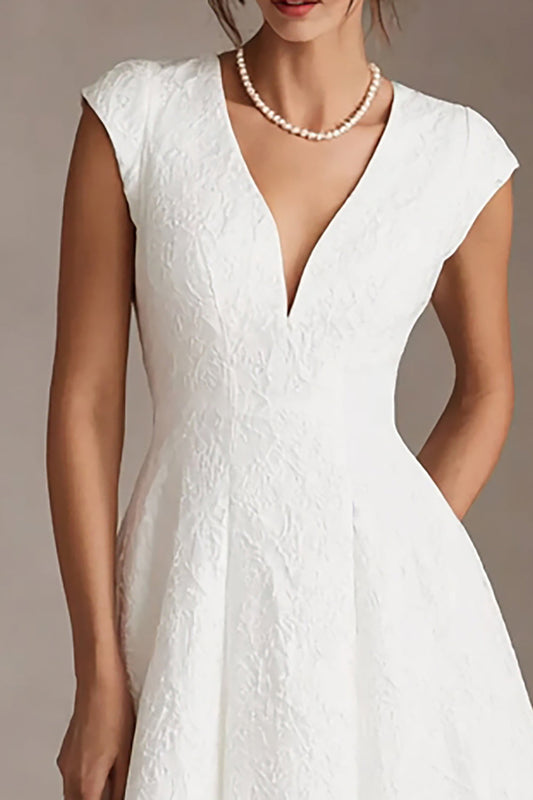 Robe de fiançailles mi-longue évasée à col en V en jacquard blanc