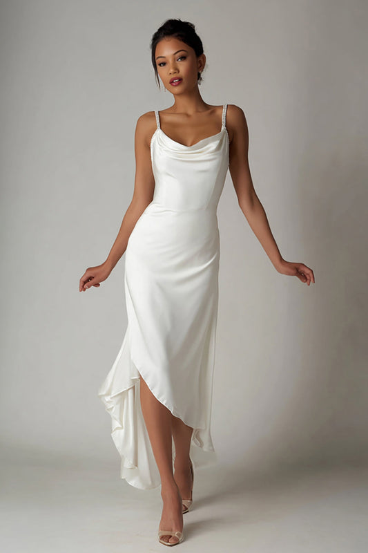 Robe d'essai en satin à col bénitier blanc et ourlet asymétrique