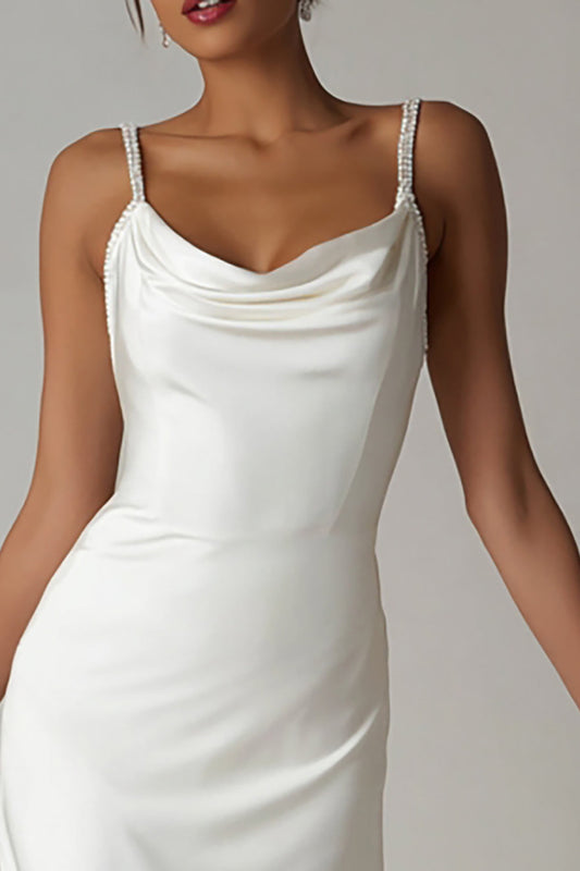 Robe d'essai en satin à col bénitier blanc et ourlet asymétrique