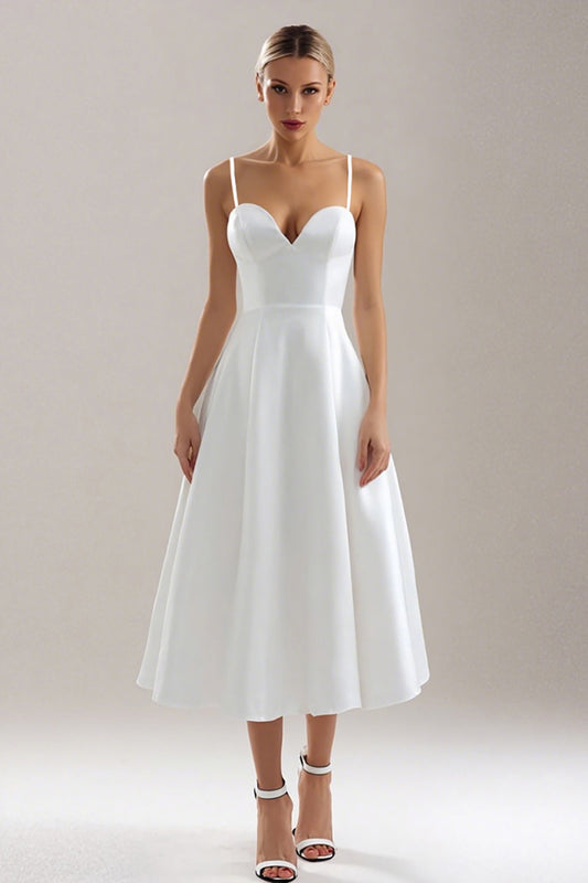Robe midi blanche à fines bretelles, coupe trapèze, pour dîner de répétition
