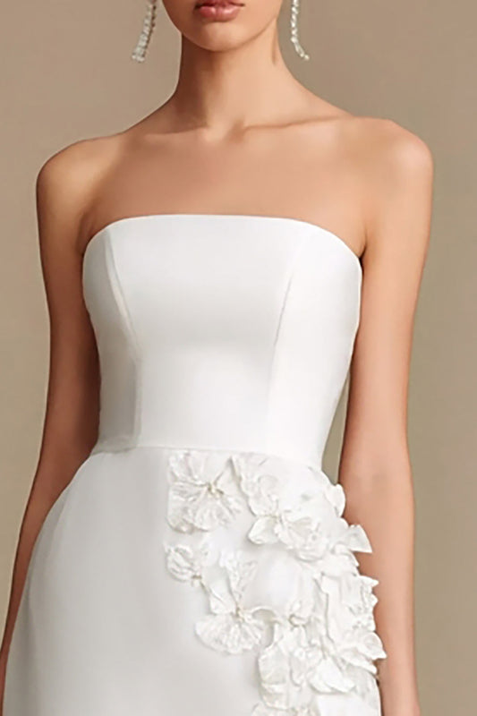 Robe fourreau blanche sans bretelles, ornée d'appliqués, pour dîner de répétition