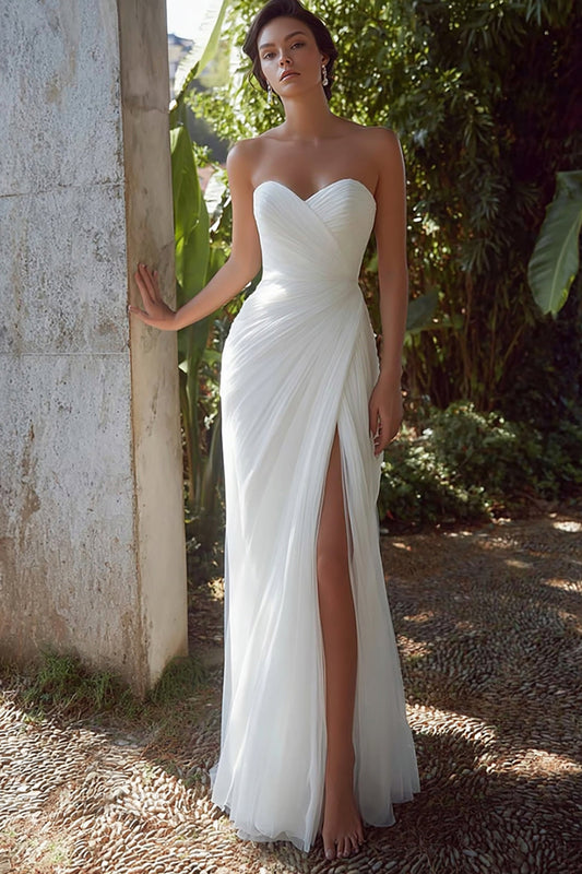 Robe fourreau blanche froncée sans bretelles pour dîner de répétition