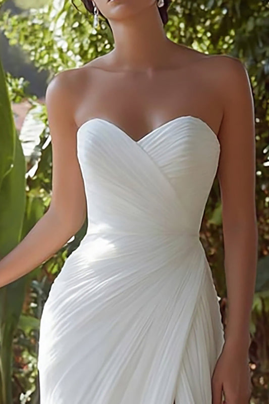 Robe fourreau blanche froncée sans bretelles pour dîner de répétition