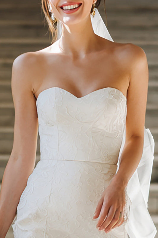 Robe de mariée courte fourreau bustier blanche pour mariage civil