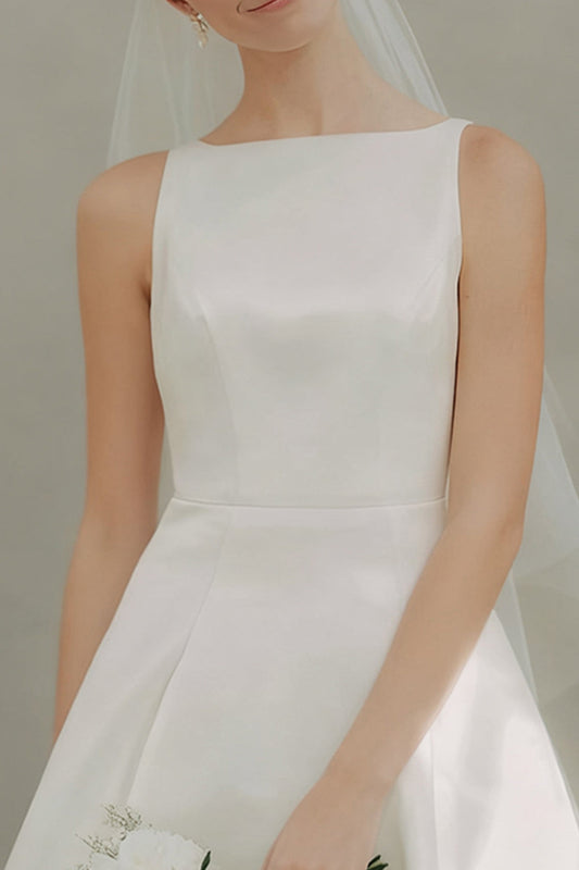 Robe de mariée courte trapèze blanche à col bateau pour un mariage au palais de justice