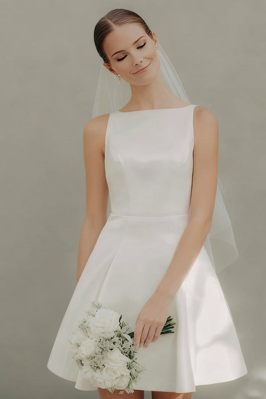 Robe de mariée courte trapèze blanche à col bateau pour un mariage au palais de justice