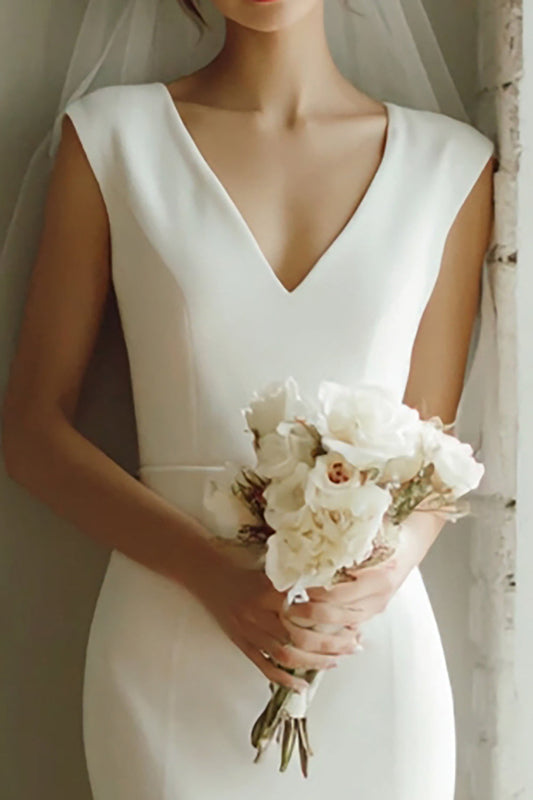 Robe de mariée mi-longue sirène blanche col en V pour un mariage au tribunal